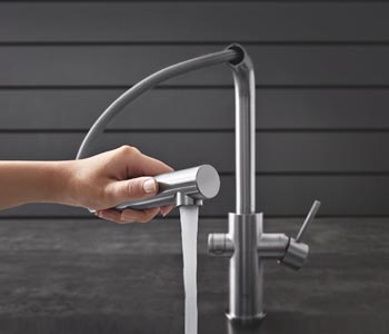 Dřezové baterie Grohe mohou být doplněny systémem Grohe Blue Home, který dokáže po stisknutí tlačítka zajistit dávkování chlazené, filtrované, případně i perlivé vody přímo z baterie.