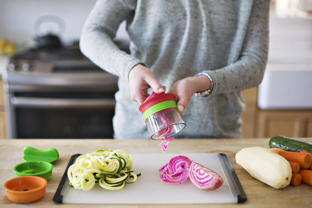 Spiralizér Good Grips, tři typy různě dlouhých a širokých zeleninových nebo ovocných proužků, cena 749 Kč