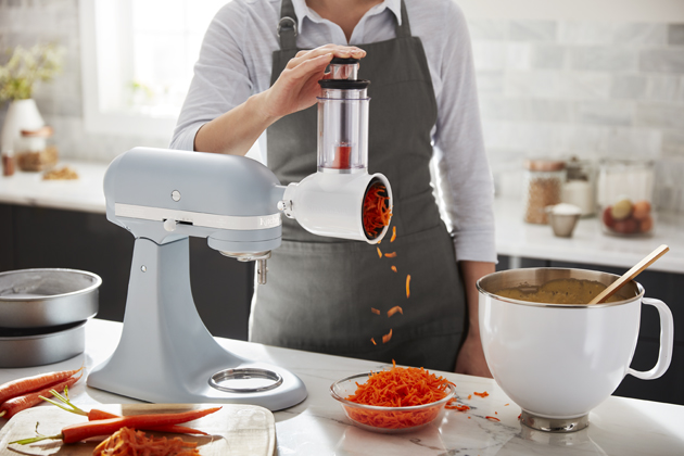 Kráječ a krouhač 5KSMVSA, praktický nástavec vhodný pro všechny kuchyňské roboty KitchenAid,  cena 2 990 Kč