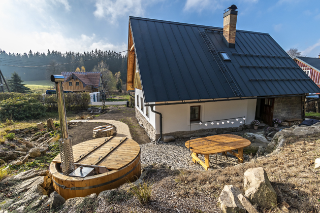 K relaxu se nabízí nejen chalupa, ale i nejbližší okolí. Můžete se třeba vykoupat v sudu, který si vyhřejete kamny na dřevo, posedět u venkovního stolu či u ohniště v horní části zahrady