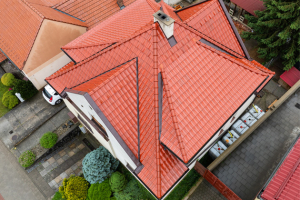 S pálenými taškami od Tondachu se nemusíte obávat nepředvídatelného počasí. Hravě zvládnou kroupy i silný vítr