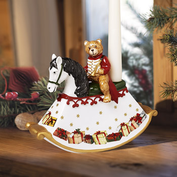 Svícen v podobě houpacího koně z kolekce Christmas Toys, porcelán, 21,5 × 17 cm, cena 1 395 Kč