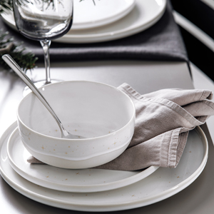 Talíře a misky z kolekce Winter Glow, (Villeroy &amp; Boch), porcelán, cena od 640 Kč/ks