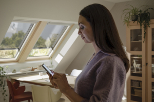 Střešní okna VELUX s integrovaným motorem už jsou standard